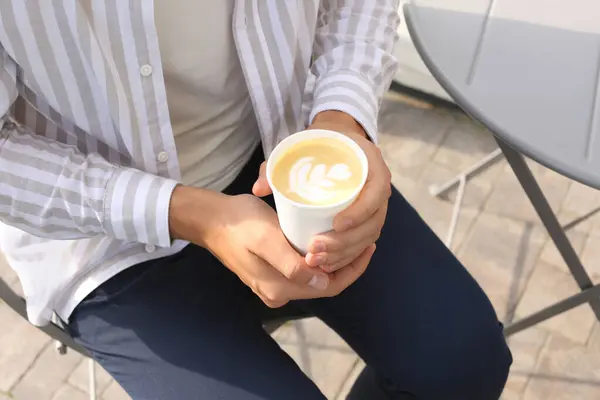Café Para Llevar Hombre Con Taza Papel Bebida Aire Libre —  Fotos de Stock