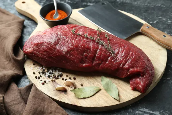 Biten Rått Nötkött Kött Kniv Och Kryddor Svart Strukturerat Bord — Stockfoto