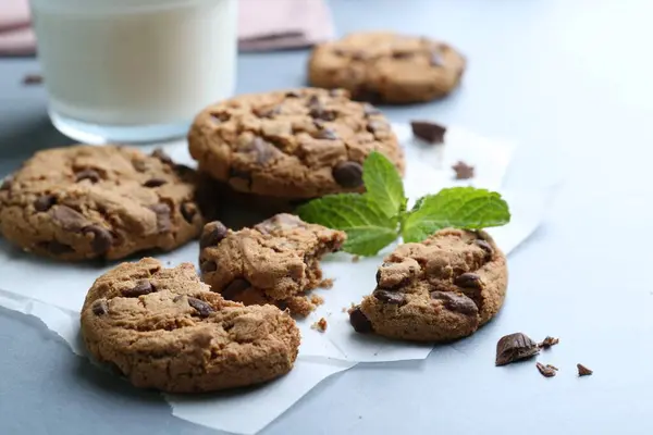 Tasty Chocolate Chip Cookies Mint Leaves Light Grey Table Closeup — Stock Photo, Image