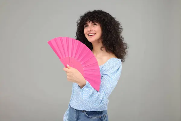 Šťastná Žena Drží Ruční Ventilátor Světle Šedém Pozadí — Stock fotografie