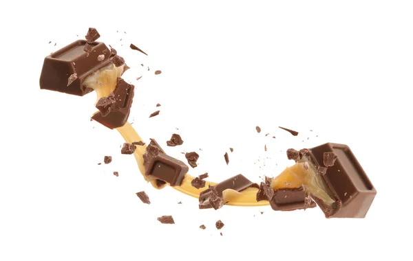Barra Chocolate Quebrado Com Caramelo Gostoso Fundo Branco — Fotografia de Stock