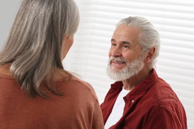 Mutlu son sınıf çifti evde birlikte vakit geçiriyor.