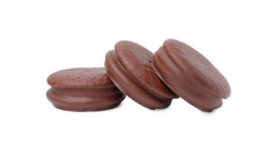 Beyaz üzerine izole edilmiş üç lezzetli çikolatalı turta