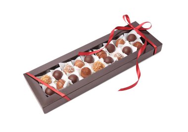 Beyaz üzerine izole edilmiş lezzetli çikolata şekerleriyle dolu bir kutu.