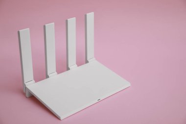 Pembe arka planda modern Wi-Fi yönlendirici. Metin için boşluk