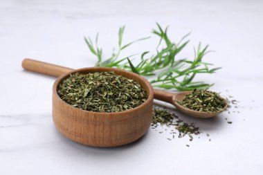 Beyaz masada kuru ve taze tarhun otu.