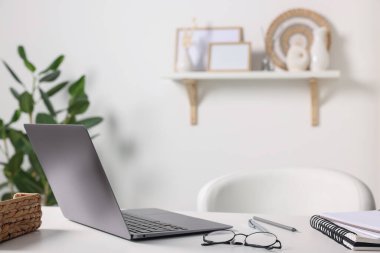 Merkez ofis. Laptop, gözlük ve kırtasiye malzemeleri beyaz masa içinde. Metin için boşluk