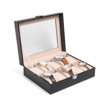 Farklı kol saatleri olan siyah mücevher kutusu beyaza izole edilmiş.