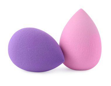 Beyaza izole edilmiş iki farklı makyaj süngeri.