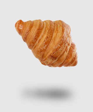 Açık gri arka planda taze pişmiş kruvasan.