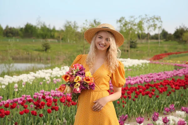 Счастливая Женщина Весенним Букетом Цветов Красивом Тюльпановом Поле Солнечный День — стоковое фото