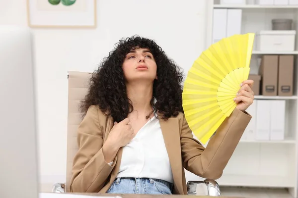 Junge Geschäftsfrau Schwenkt Gelben Handfächer Sich Büro Abzukühlen — Stockfoto
