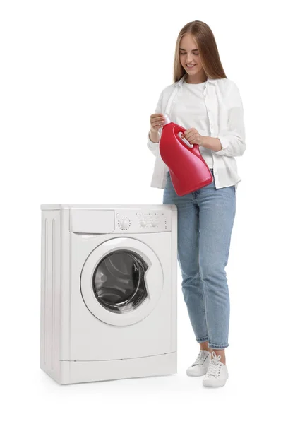 白い背景の洗濯機の近くの洗剤が付いている美しい若い女性 — ストック写真