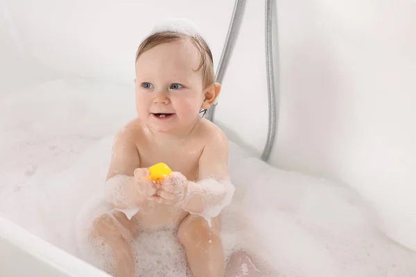 Cute Little Baby Zabawką Biorąc Piankową Kąpiel Domu — Zdjęcie stockowe