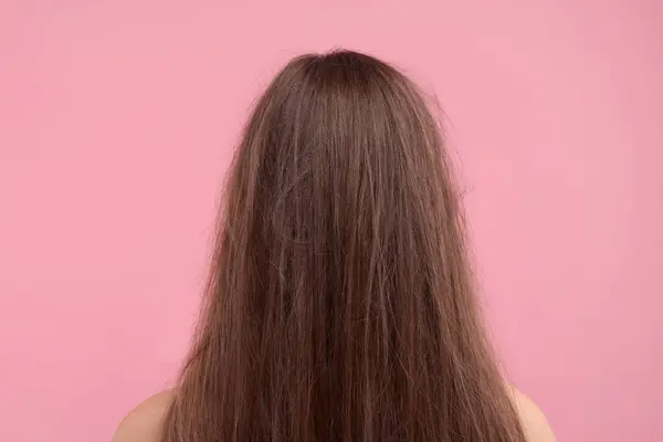 Женщина Поврежденными Грязными Волосами Розовом Фоне Вид Сзади — стоковое фото