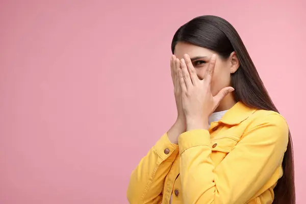 Mujer Avergonzada Cubriendo Cara Con Las Manos Sobre Fondo Rosa —  Fotos de Stock