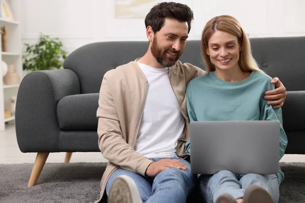 Szczęśliwa Para Spędza Razem Czas Korzysta Laptopa Domu — Zdjęcie stockowe