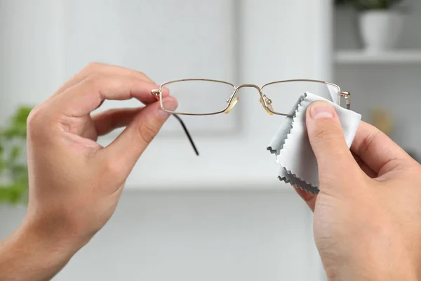 Hombre Limpiando Gafas Con Paño Microfibra Interior Primer Plano — Foto de Stock