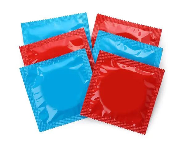 ホワイト トップビューで隔離されたコンドームパッケージ 安全なセックス — ストック写真