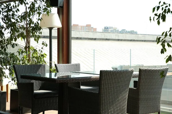 Zone Observation Café Table Chaises Plantes Vertes Sur Terrasse — Photo