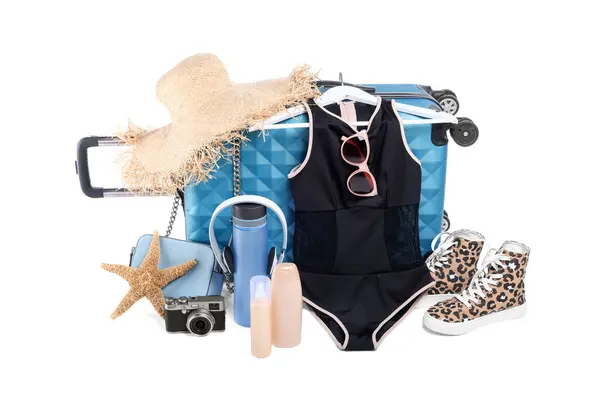 白で隔離されたスニーカーと別のビーチアクセサリーが付いているスーツケース 夏休みについて — ストック写真