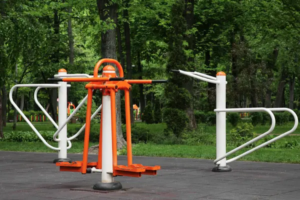 Lege Outdoor Gym Met Dubbele Ontvoerder Push Bars — Stockfoto