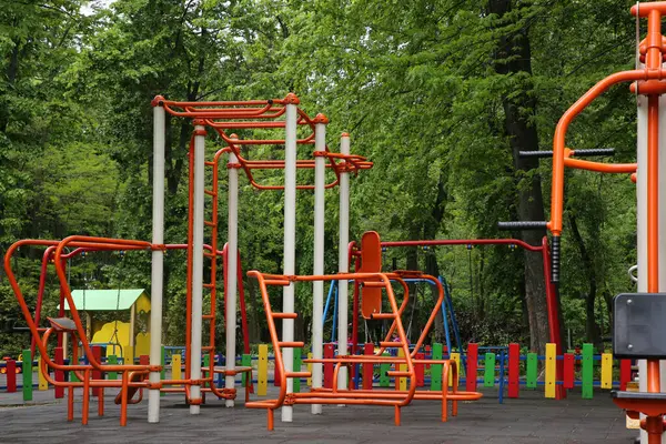 공원에 원숭이 체육관과 어린이 놀이터 — 스톡 사진