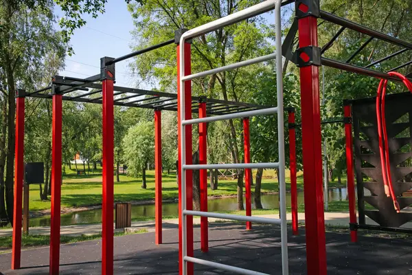 Άδειο Υπαίθριο Γυμναστήριο Όργανα Γυμναστικής Στο Πάρκο — Φωτογραφία Αρχείου