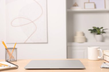 Merkez ofis. Laptop, fincan ve kırtasiye malzemeleri kapalı masa üzerinde. Metin için boşluk