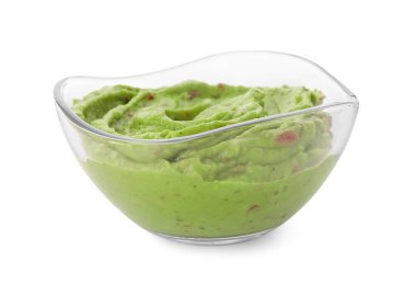 Bir kase lezzetli guacamole, beyaz üzerine izole edilmiş.