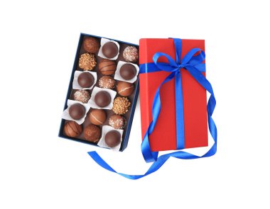 Beyaz manzaralı, nefis çikolata şekerleriyle dolu bir kutu.