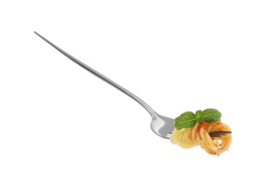 Lezzetli makarna, fesleğen ve domates soslu çatal beyaz üzerine izole edilmiş.