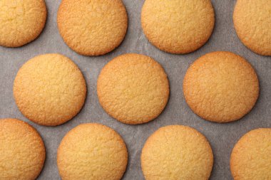 Lezzetli Danimarka kurabiyeleri fırın tepsisinde, düz yerde