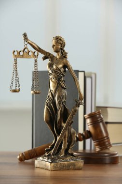Adalet Anıtı, tokmak ve ahşap masa üzerindeki kitaplar. Yasalara göre adil muamele sembolü