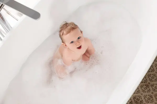 Sød Lille Baby Badning Badekar Derhjemme Topudsigt - Stock-foto