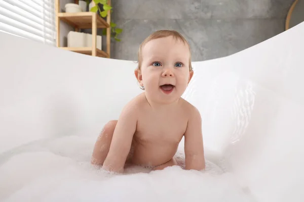 可爱的小宝宝在家里的浴缸里洗澡 — 图库照片