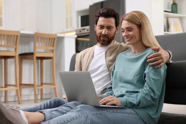Szczęśliwa Para Spędza Razem Czas Korzysta Laptopa Domu — Zdjęcie stockowe