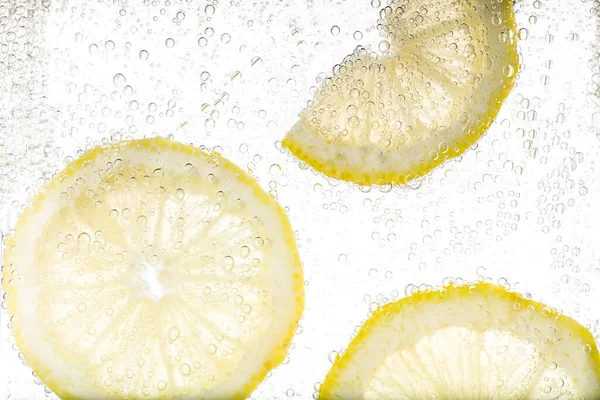 Saftige Zitronenscheiben Sodawasser Vor Weißem Hintergrund Nahaufnahme — Stockfoto