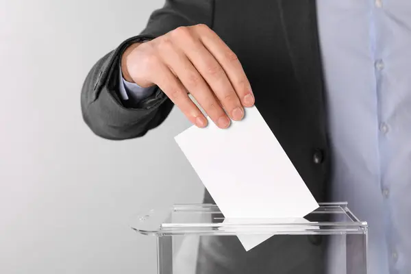 Omul Care Pus Votul Buletinul Vot Fundal Gri Deschis Aproape — Fotografie, imagine de stoc