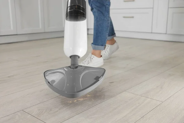 Γυναικείο Πάτωμα Καθαρισμού Ατμοσφουγγαρίστρα Στο Σπίτι Closeup — Φωτογραφία Αρχείου