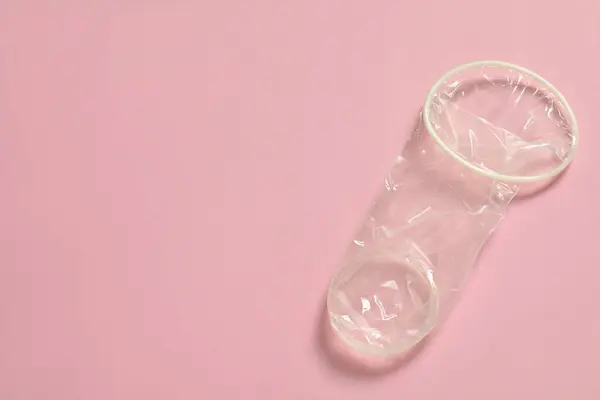 Kondom Wanita Yang Tidak Digulung Pada Latar Belakang Merah Muda — Stok Foto