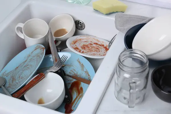 Spüle Mit Vielen Schmutzigen Utensilien Und Geschirr Unordentlicher Küche — Stockfoto