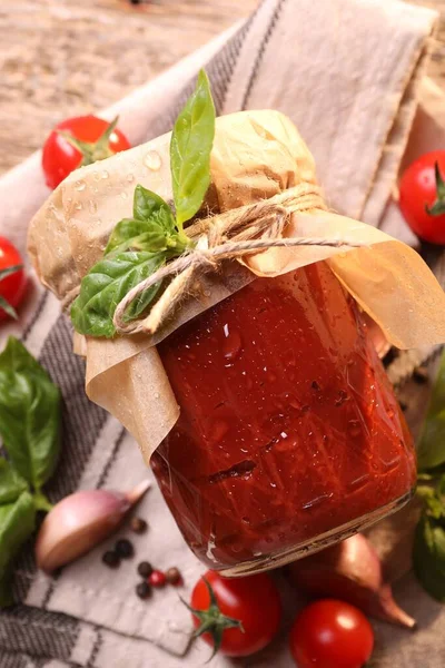 Potje Smakelijke Tomatenpasta Met Waterdruppels Ingrediënten Houten Tafel Plat Gelegd — Stockfoto