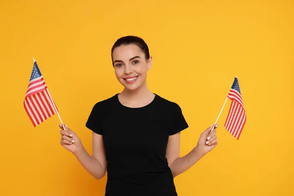 Julho Dia Independência Dos Eua Mulher Feliz Com Bandeiras Americanas — Fotografia de Stock