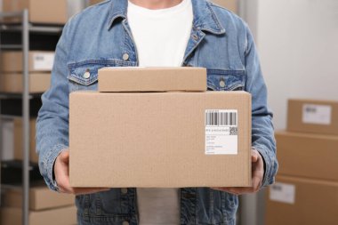 Ofiste paketli satıcı, yakın plan. Çevrimiçi mağaza