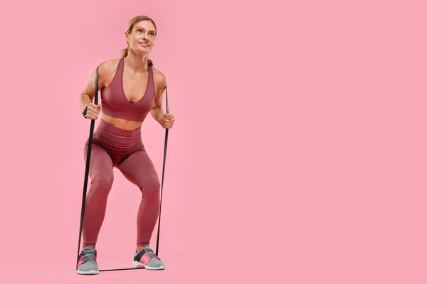 Mulher Exercitando Com Banda Resistência Elástica Fundo Rosa Visão Baixo — Fotografia de Stock
