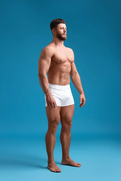 Schöner Muskulöser Mann Auf Hellblauem Hintergrund Sexy Körper — Stockfoto