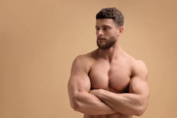 Bellissimo Uomo Muscoloso Sfondo Beige Spazio Testo Corpo Sexy — Foto Stock