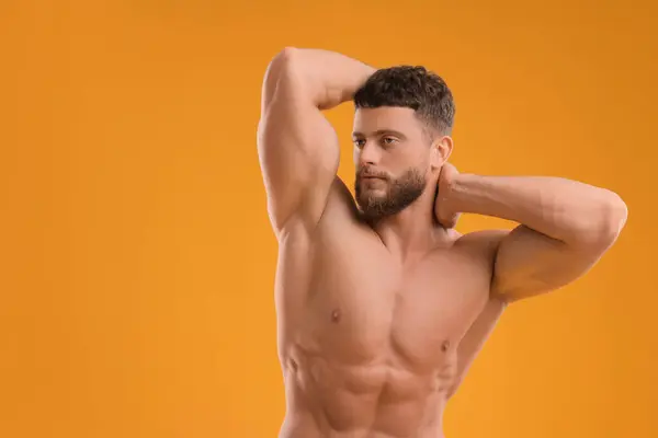 Uomo Muscoloso Sfondo Arancione Spazio Testo Corpo Sexy — Foto Stock