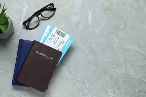 Плоска Композиція Квитками Паспортом Окулярами Світло Сірому Мармуровому Столі Місце — стокове фото